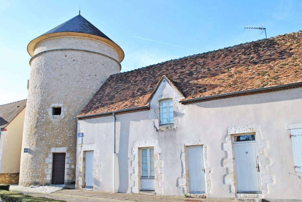 cettetourancienpigeonnierjouxtelofficedutourismeetfaitpartiedelancienchteaufodal.jpg