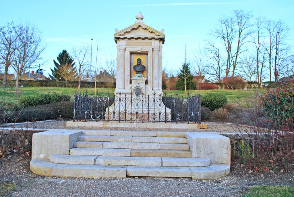 facelusinedesemauxunjardinpublicetlcestlastatuedefrdricbapterossesgalementdirigeantdelusine.jpg