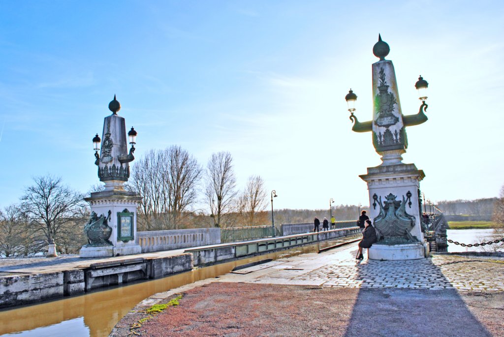 lepontcanalenjambelaloiresur662mtresgustaveeiffelacontribuauxtravauxdemaonnerie.jpg