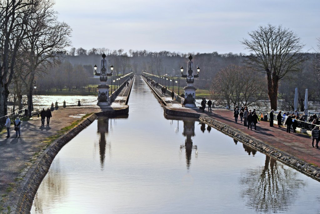 lepontcanallieuincontournabledebriaredenombreuxvisiteurscedimanche23fvrier.jpg