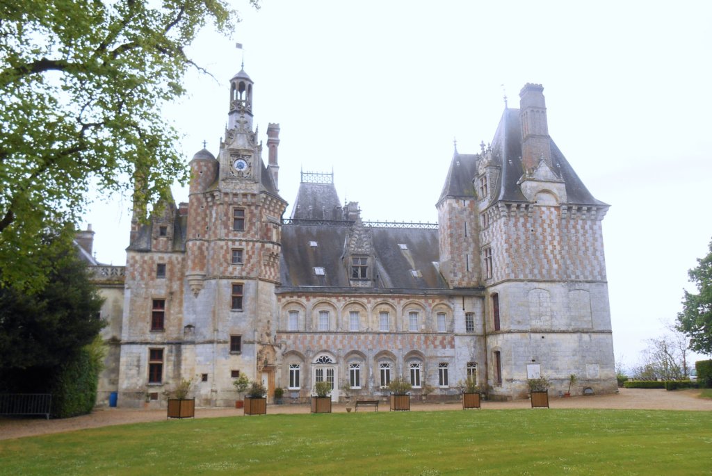 montignyleganelononapuvoirlechateaudeprssympadavoirfaitleravitodansleparcduchteau.jpg