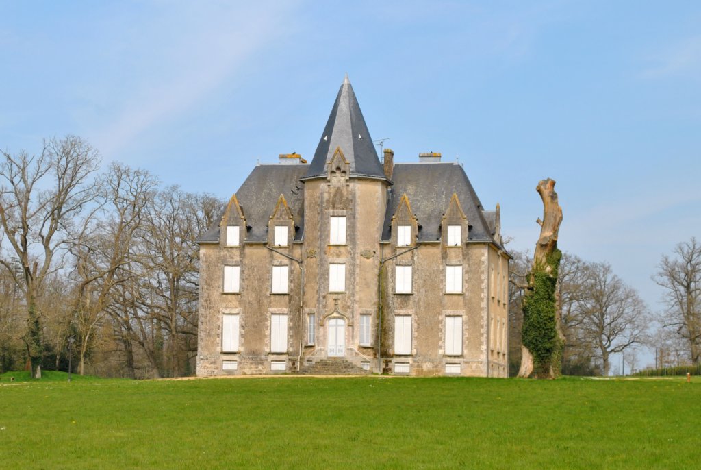 mouilleronlecaptifleparcdebeaupuyparclanglaiseduxixmesicleoncommenaitavoirmalauxpattescarilyavaitencoredebellesgrimpettesmaislaferrirenestplusloin.jpg