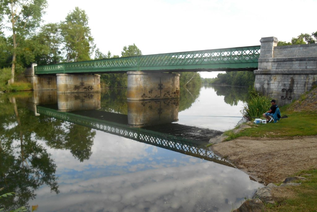nousavonstraverslelayenpassantsurlepontdelavaudconstruitparleclbregustaveeiffel.jpg