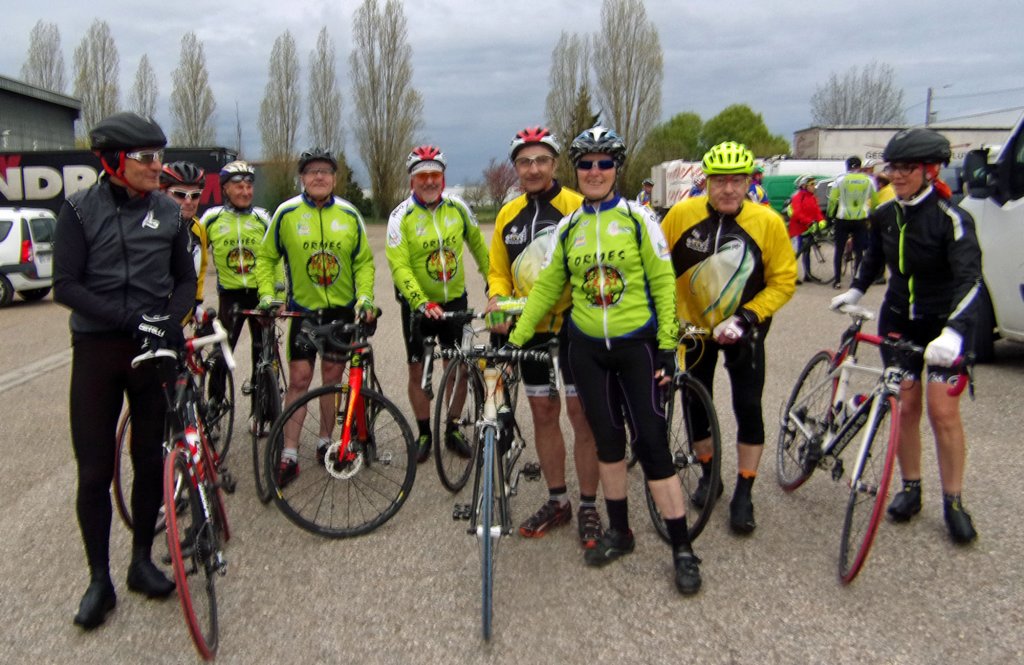 etavecmoicommetoujoursilyasouventuncyclosympapournousprendretousenphoto.jpg
