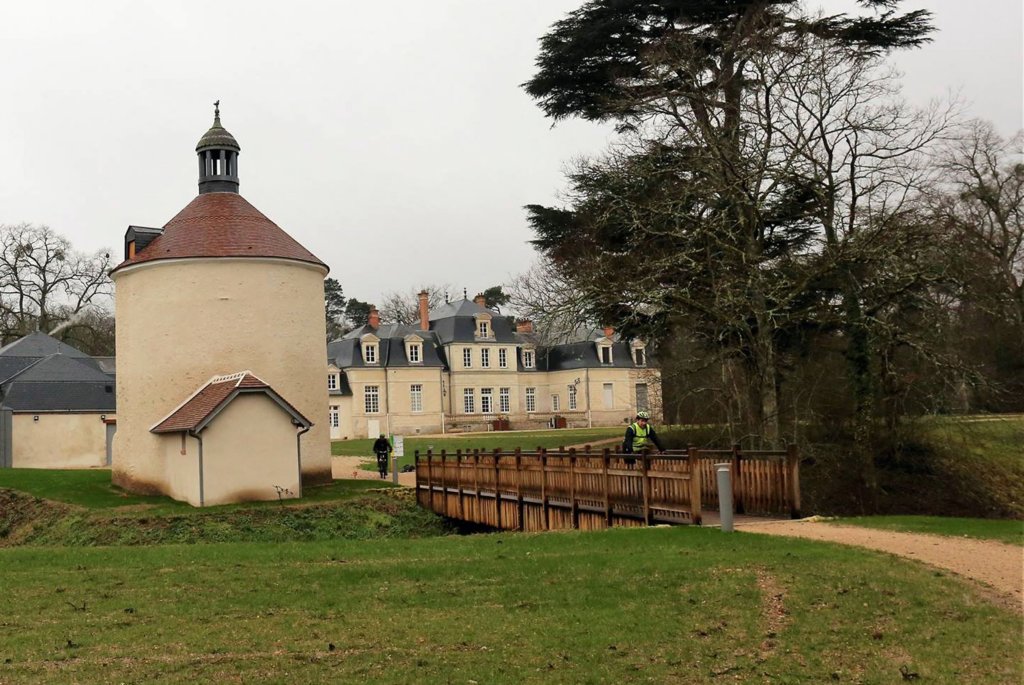 jaimebiencetterandonnequiallienatureetpatrimoinelechteaudelajonchredontlapropritestouvertelorsdelarandonne.jpg